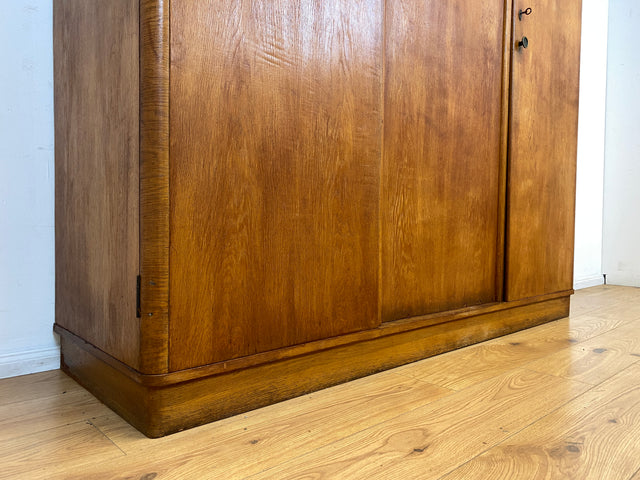 WMK I Sehr schöner und perfekt aufgeteilter 1930er Jahre Art Deco Kleiderschrank , Vollholz in Eiche