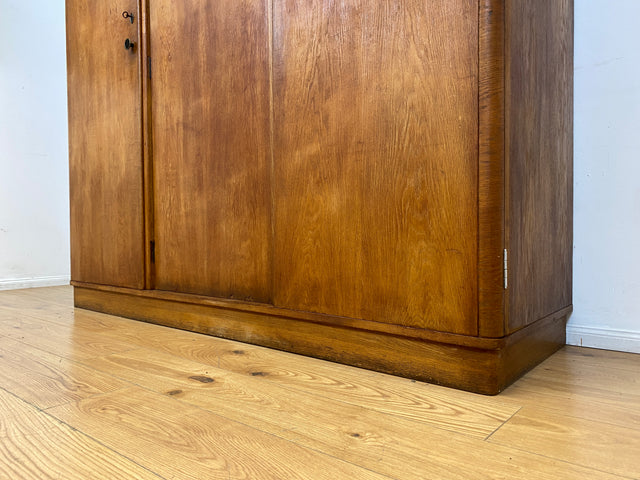 WMK I Sehr schöner und perfekt aufgeteilter 1930er Jahre Art Deco Kleiderschrank , Vollholz in Eiche