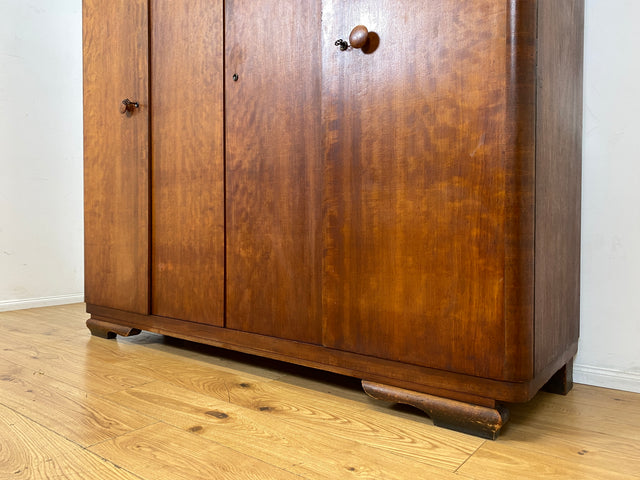Formschöner 1930er Jahre Art Deco Kleiderschrank aus vollem Holz mit Kleiderstande und Böden I Schrank Schlafzimmerschrank Wäscheschrank Wardrobe Antik Vintage I