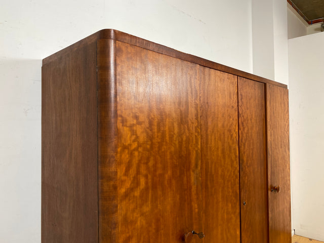 Formschöner 1930er Jahre Art Deco Kleiderschrank aus vollem Holz mit Kleiderstande und Böden I Schrank Schlafzimmerschrank Wäscheschrank Wardrobe Antik Vintage I
