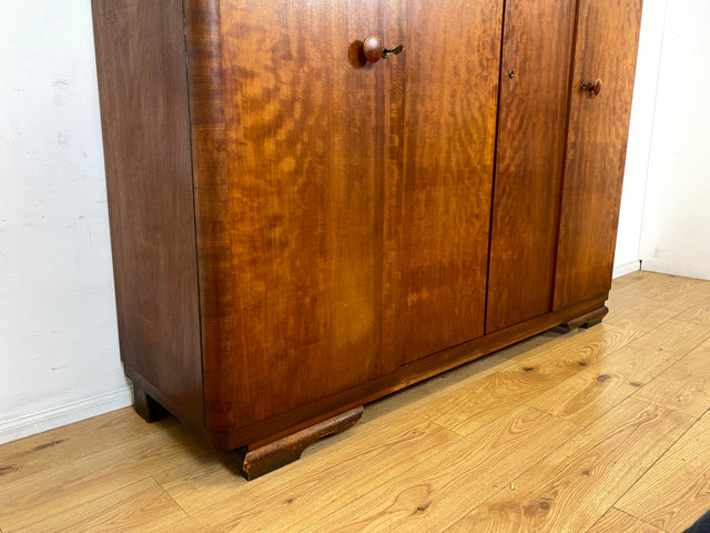 Formschöner 1930er Jahre Art Deco Kleiderschrank aus vollem Holz mit Kleiderstande und Böden I Schrank Schlafzimmerschrank Wäscheschrank Wardrobe Antik Vintage I