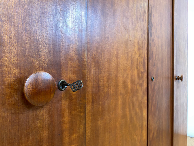 Formschöner 1930er Jahre Art Deco Kleiderschrank aus vollem Holz mit Kleiderstande und Böden I Schrank Schlafzimmerschrank Wäscheschrank Wardrobe Antik Vintage I