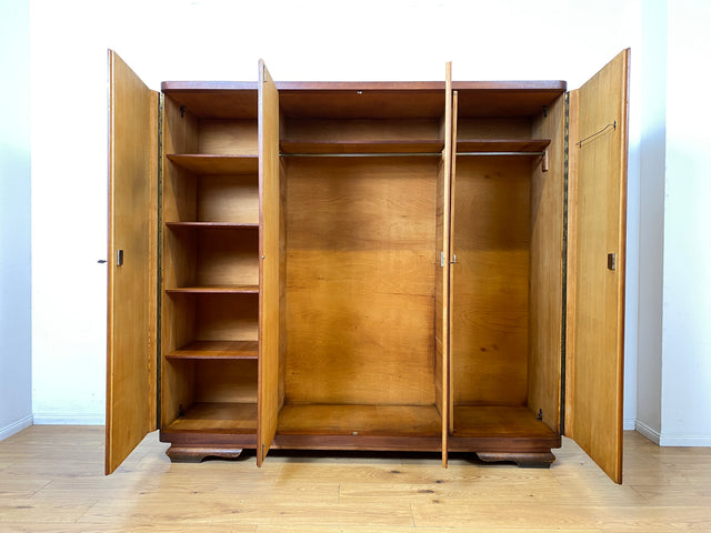 Formschöner 1930er Jahre Art Deco Kleiderschrank aus vollem Holz mit Kleiderstande und Böden I Schrank Schlafzimmerschrank Wäscheschrank Wardrobe Antik Vintage I