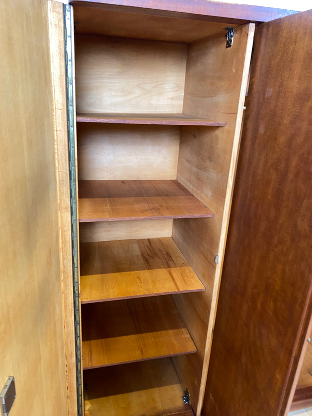 Formschöner 1930er Jahre Art Deco Kleiderschrank aus vollem Holz mit Kleiderstande und Böden I Schrank Schlafzimmerschrank Wäscheschrank Wardrobe Antik Vintage I