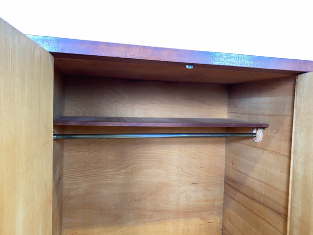 Formschöner 1930er Jahre Art Deco Kleiderschrank aus vollem Holz mit Kleiderstande und Böden I Schrank Schlafzimmerschrank Wäscheschrank Wardrobe Antik Vintage I