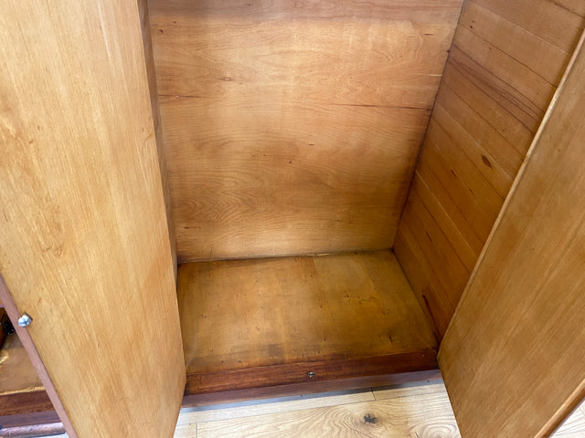 Formschöner 1930er Jahre Art Deco Kleiderschrank aus vollem Holz mit Kleiderstande und Böden I Schrank Schlafzimmerschrank Wäscheschrank Wardrobe Antik Vintage I