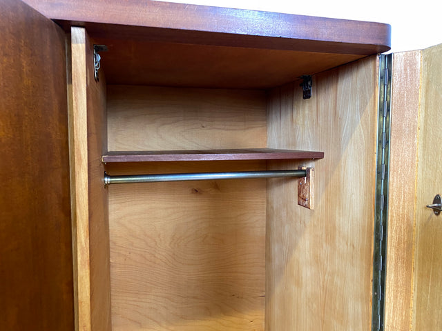 Formschöner 1930er Jahre Art Deco Kleiderschrank aus vollem Holz mit Kleiderstande und Böden I Schrank Schlafzimmerschrank Wäscheschrank Wardrobe Antik Vintage I