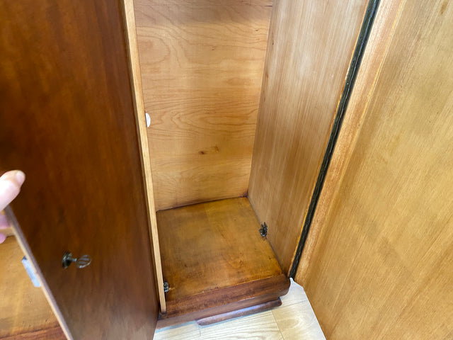 Formschöner 1930er Jahre Art Deco Kleiderschrank aus vollem Holz mit Kleiderstande und Böden I Schrank Schlafzimmerschrank Wäscheschrank Wardrobe Antik Vintage I