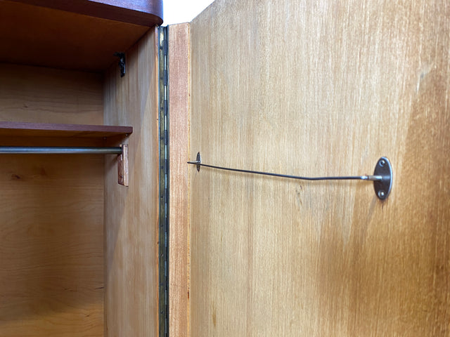Formschöner 1930er Jahre Art Deco Kleiderschrank aus vollem Holz mit Kleiderstande und Böden I Schrank Schlafzimmerschrank Wäscheschrank Wardrobe Antik Vintage I
