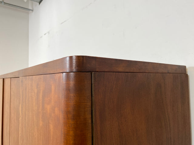 Formschöner 1930er Jahre Art Deco Kleiderschrank aus vollem Holz mit Kleiderstande und Böden I Schrank Schlafzimmerschrank Wäscheschrank Wardrobe Antik Vintage I