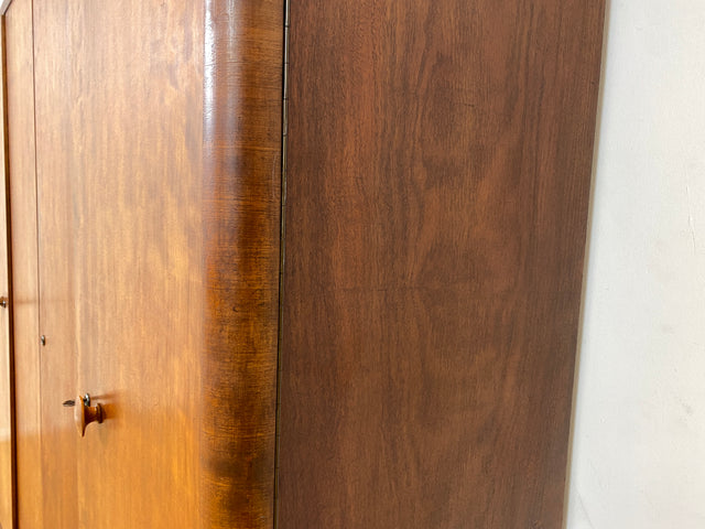 Formschöner 1930er Jahre Art Deco Kleiderschrank aus vollem Holz mit Kleiderstande und Böden I Schrank Schlafzimmerschrank Wäscheschrank Wardrobe Antik Vintage I