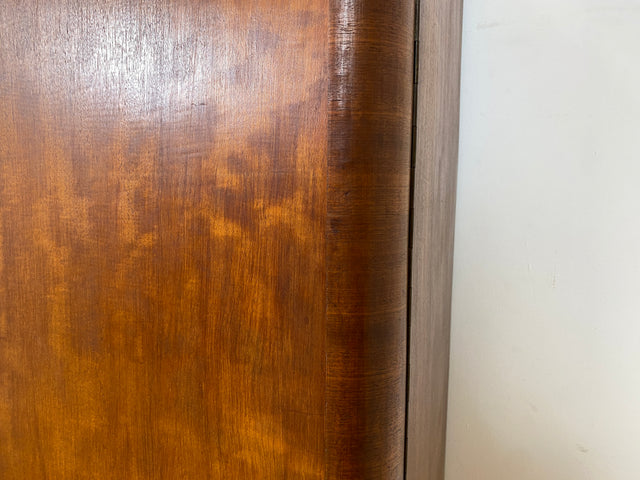 Formschöner 1930er Jahre Art Deco Kleiderschrank aus vollem Holz mit Kleiderstande und Böden I Schrank Schlafzimmerschrank Wäscheschrank Wardrobe Antik Vintage I