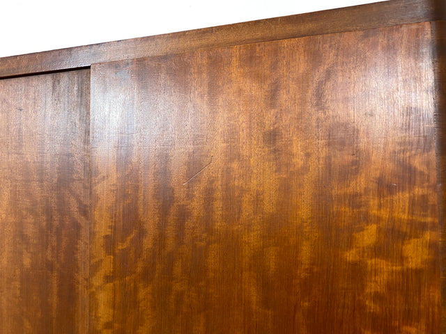 Formschöner 1930er Jahre Art Deco Kleiderschrank aus vollem Holz mit Kleiderstande und Böden I Schrank Schlafzimmerschrank Wäscheschrank Wardrobe Antik Vintage I