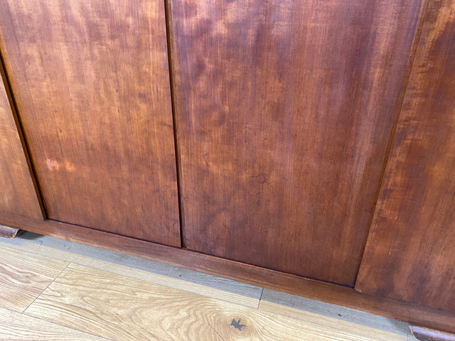 Formschöner 1930er Jahre Art Deco Kleiderschrank aus vollem Holz mit Kleiderstande und Böden I Schrank Schlafzimmerschrank Wäscheschrank Wardrobe Antik Vintage I