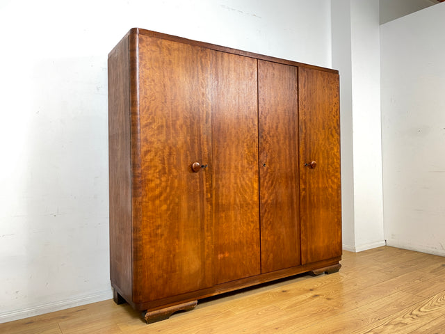 Formschöner 1930er Jahre Art Deco Kleiderschrank aus vollem Holz mit Kleiderstande und Böden I Schrank Schlafzimmerschrank Wäscheschrank Wardrobe Antik Vintage I