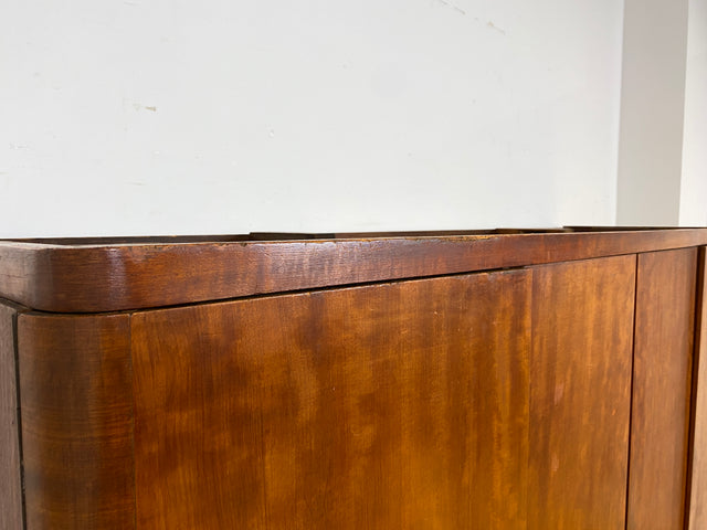 Formschöner 1930er Jahre Art Deco Kleiderschrank aus vollem Holz mit Kleiderstande und Böden I Schrank Schlafzimmerschrank Wäscheschrank Wardrobe Antik Vintage I