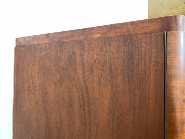 Formschöner 1930er Jahre Art Deco Kleiderschrank aus vollem Holz mit Kleiderstande und Böden I Schrank Schlafzimmerschrank Wäscheschrank Wardrobe Antik Vintage I