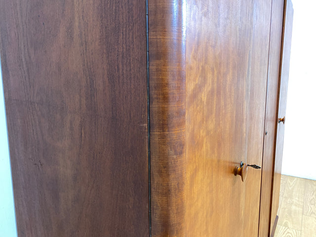 Formschöner 1930er Jahre Art Deco Kleiderschrank aus vollem Holz mit Kleiderstande und Böden I Schrank Schlafzimmerschrank Wäscheschrank Wardrobe Antik Vintage I