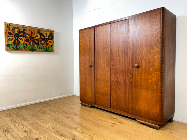 Formschöner 1930er Jahre Art Deco Kleiderschrank aus vollem Holz mit Kleiderstande und Böden I Schrank Schlafzimmerschrank Wäscheschrank Wardrobe Antik Vintage I