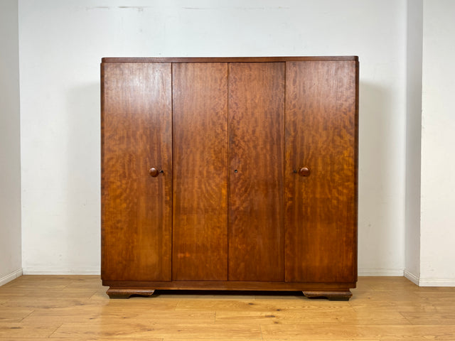 Formschöner 1930er Jahre Art Deco Kleiderschrank aus vollem Holz mit Kleiderstande und Böden I Schrank Schlafzimmerschrank Wäscheschrank Wardrobe Antik Vintage I