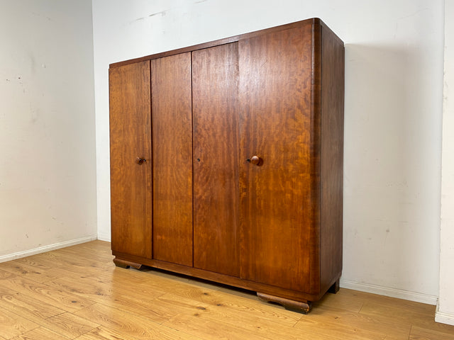 Formschöner 1930er Jahre Art Deco Kleiderschrank aus vollem Holz mit Kleiderstande und Böden I Schrank Schlafzimmerschrank Wäscheschrank Wardrobe Antik Vintage I