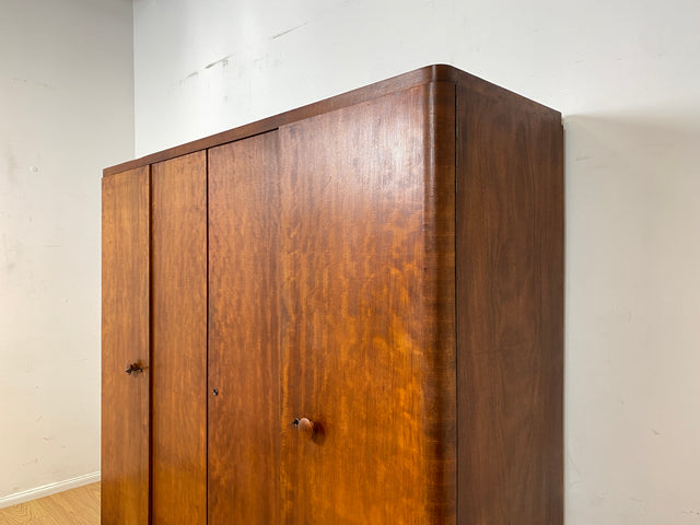 Formschöner 1930er Jahre Art Deco Kleiderschrank aus vollem Holz mit Kleiderstande und Böden I Schrank Schlafzimmerschrank Wäscheschrank Wardrobe Antik Vintage I