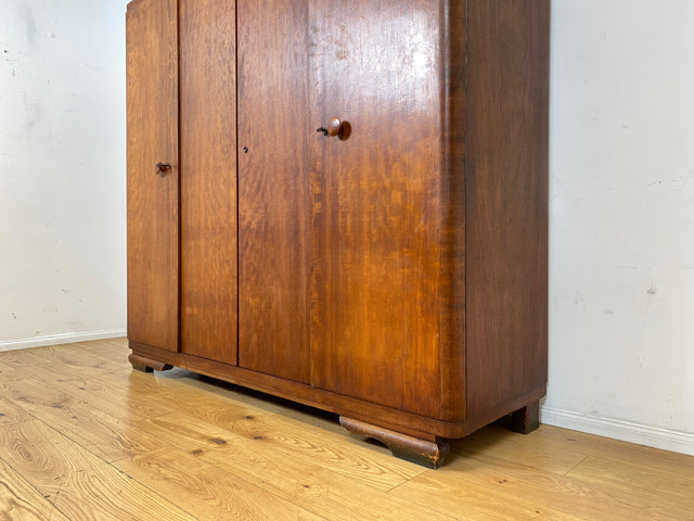 Formschöner 1930er Jahre Art Deco Kleiderschrank aus vollem Holz mit Kleiderstande und Böden I Schrank Schlafzimmerschrank Wäscheschrank Wardrobe Antik Vintage I