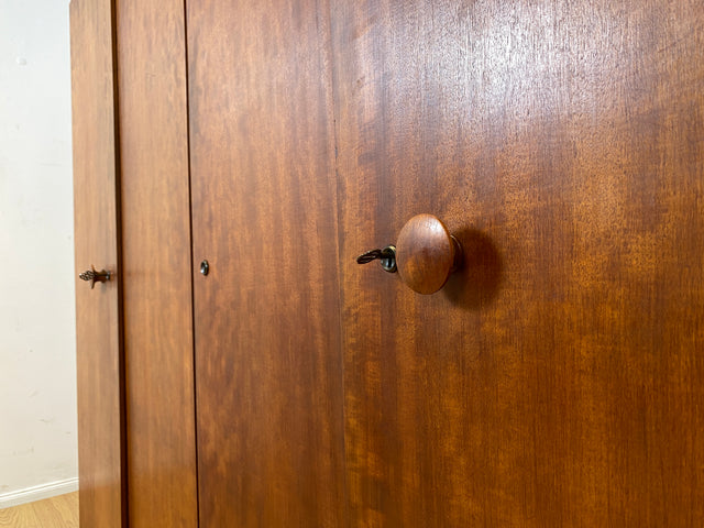 Formschöner 1930er Jahre Art Deco Kleiderschrank aus vollem Holz mit Kleiderstande und Böden I Schrank Schlafzimmerschrank Wäscheschrank Wardrobe Antik Vintage I