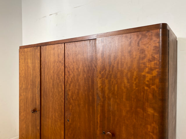 Formschöner 1930er Jahre Art Deco Kleiderschrank aus vollem Holz mit Kleiderstande und Böden I Schrank Schlafzimmerschrank Wäscheschrank Wardrobe Antik Vintage I