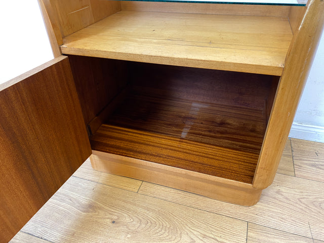 WMK I Formschöner großer heller Mid-Century Nachttisch mit Glasablage I Nachtkommode Nachtschrank Nachtschränkchen Kommode Ablage Schlafzimmer Vintage 50er 60er Retro I