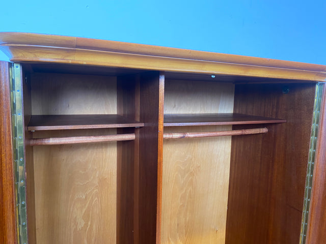 Hochwertiger 2-türiger Mid-Century Kleiderschrank aus 1959 mit Intarsien und Kleiderstange I Schrank Wohnzimmerschrank Dielenschrank Garderobe Wardrobe 50er 60er Vintage I