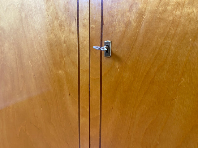 Hochwertiger 2-türiger Mid-Century Kleiderschrank aus 1959 mit Intarsien und Kleiderstange I Schrank Wohnzimmerschrank Dielenschrank Garderobe Wardrobe 50er 60er Vintage I
