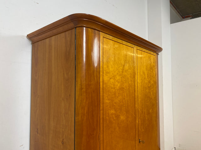 Hochwertiger 2-türiger Mid-Century Wäscheschrank aus 1959 mit Intarsien und Regalböden I Schrank Wohnzimmerschrank Wäscheschrank Garderobe Wardrobe 50er 60er Vintage I