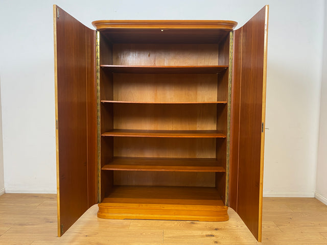 Hochwertiger 2-türiger Mid-Century Wäscheschrank aus 1959 mit Intarsien und Regalböden I Schrank Wohnzimmerschrank Wäscheschrank Garderobe Wardrobe 50er 60er Vintage I