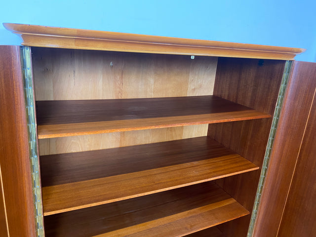 Hochwertiger 2-türiger Mid-Century Wäscheschrank aus 1959 mit Intarsien und Regalböden I Schrank Wohnzimmerschrank Wäscheschrank Garderobe Wardrobe 50er 60er Vintage I