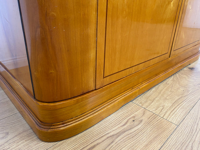 Hochwertiger 2-türiger Mid-Century Wäscheschrank aus 1959 mit Intarsien und Regalböden I Schrank Wohnzimmerschrank Wäscheschrank Garderobe Wardrobe 50er 60er Vintage I