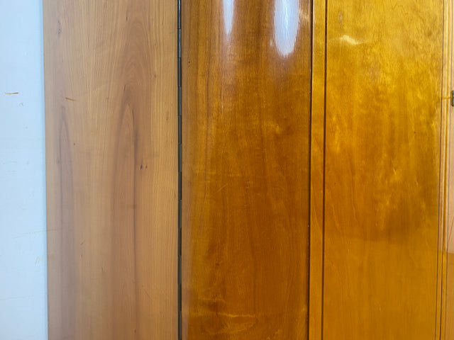 Hochwertiger 2-türiger Mid-Century Wäscheschrank aus 1959 mit Intarsien und Regalböden I Schrank Wohnzimmerschrank Wäscheschrank Garderobe Wardrobe 50er 60er Vintage I