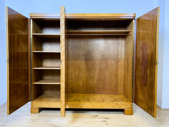 Wunderschöner 30er Jahre Art Deco Kleiderschrank aus vollem Holz mit hübschen Originalgriffen I Schrank Schlafzimmerschrank Wäscheschrank Wardrobe Antik Vintage Mid-Century I
