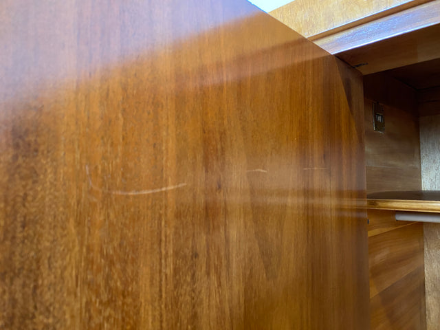 Wunderschöner 30er Jahre Art Deco Kleiderschrank aus vollem Holz mit hübschen Originalgriffen I Schrank Schlafzimmerschrank Wäscheschrank Wardrobe Antik Vintage Mid-Century I