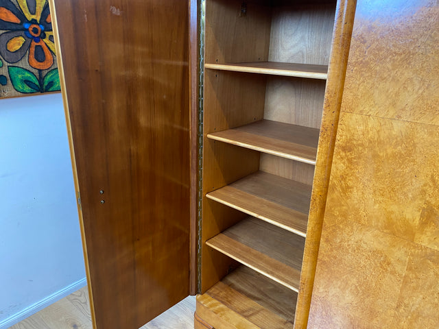 Wunderschöner 30er Jahre Art Deco Kleiderschrank aus vollem Holz mit hübschen Originalgriffen I Schrank Schlafzimmerschrank Wäscheschrank Wardrobe Antik Vintage Mid-Century I