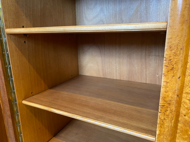 Wunderschöner 30er Jahre Art Deco Kleiderschrank aus vollem Holz mit hübschen Originalgriffen I Schrank Schlafzimmerschrank Wäscheschrank Wardrobe Antik Vintage Mid-Century I