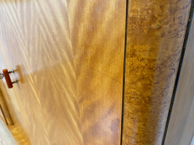 Wunderschöner 30er Jahre Art Deco Kleiderschrank aus vollem Holz mit hübschen Originalgriffen I Schrank Schlafzimmerschrank Wäscheschrank Wardrobe Antik Vintage Mid-Century I