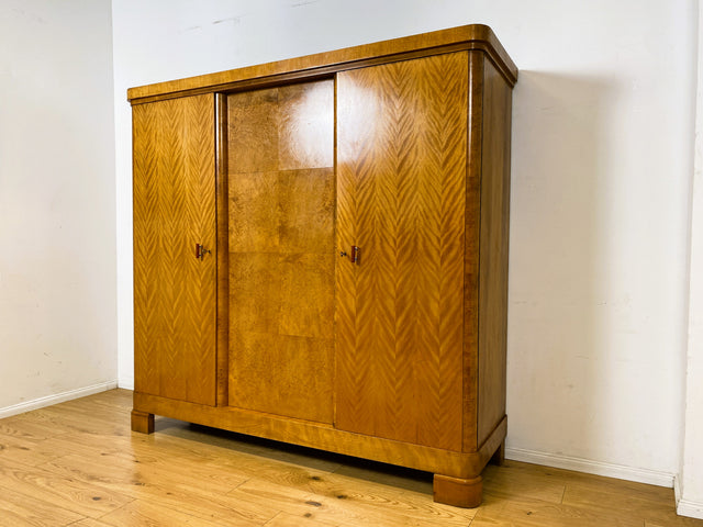 Wunderschöner 30er Jahre Art Deco Kleiderschrank aus vollem Holz mit hübschen Originalgriffen I Schrank Schlafzimmerschrank Wäscheschrank Wardrobe Antik Vintage Mid-Century I