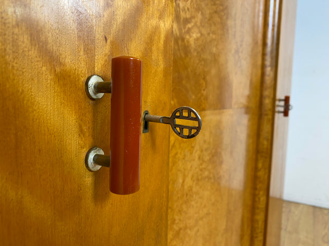 Wunderschöner 30er Jahre Art Deco Kleiderschrank aus vollem Holz mit hübschen Originalgriffen I Schrank Schlafzimmerschrank Wäscheschrank Wardrobe Antik Vintage Mid-Century I