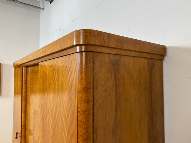 Wunderschöner 30er Jahre Art Deco Kleiderschrank aus vollem Holz mit hübschen Originalgriffen I Schrank Schlafzimmerschrank Wäscheschrank Wardrobe Antik Vintage Mid-Century I