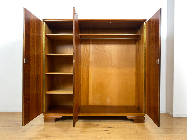 WMK I Formschöner und gut aufgeteilter 30er Jahre Art Deco Kleiderschrank aus vollem Holz