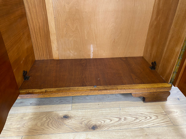 WMK I Formschöner und gut aufgeteilter 30er Jahre Art Deco Kleiderschrank aus vollem Holz