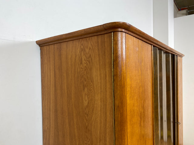 WMK I Formschöner und gut aufgeteilter 30er Jahre Art Deco Kleiderschrank aus vollem Holz