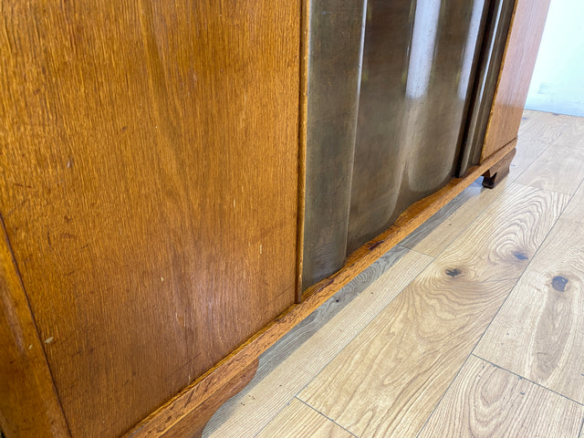 WMK I Formschöner und gut aufgeteilter 30er Jahre Art Deco Kleiderschrank aus vollem Holz