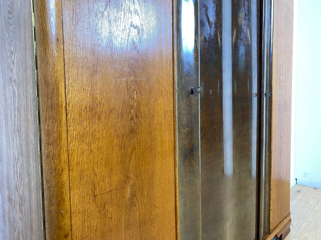 WMK I Formschöner und gut aufgeteilter 30er Jahre Art Deco Kleiderschrank aus vollem Holz